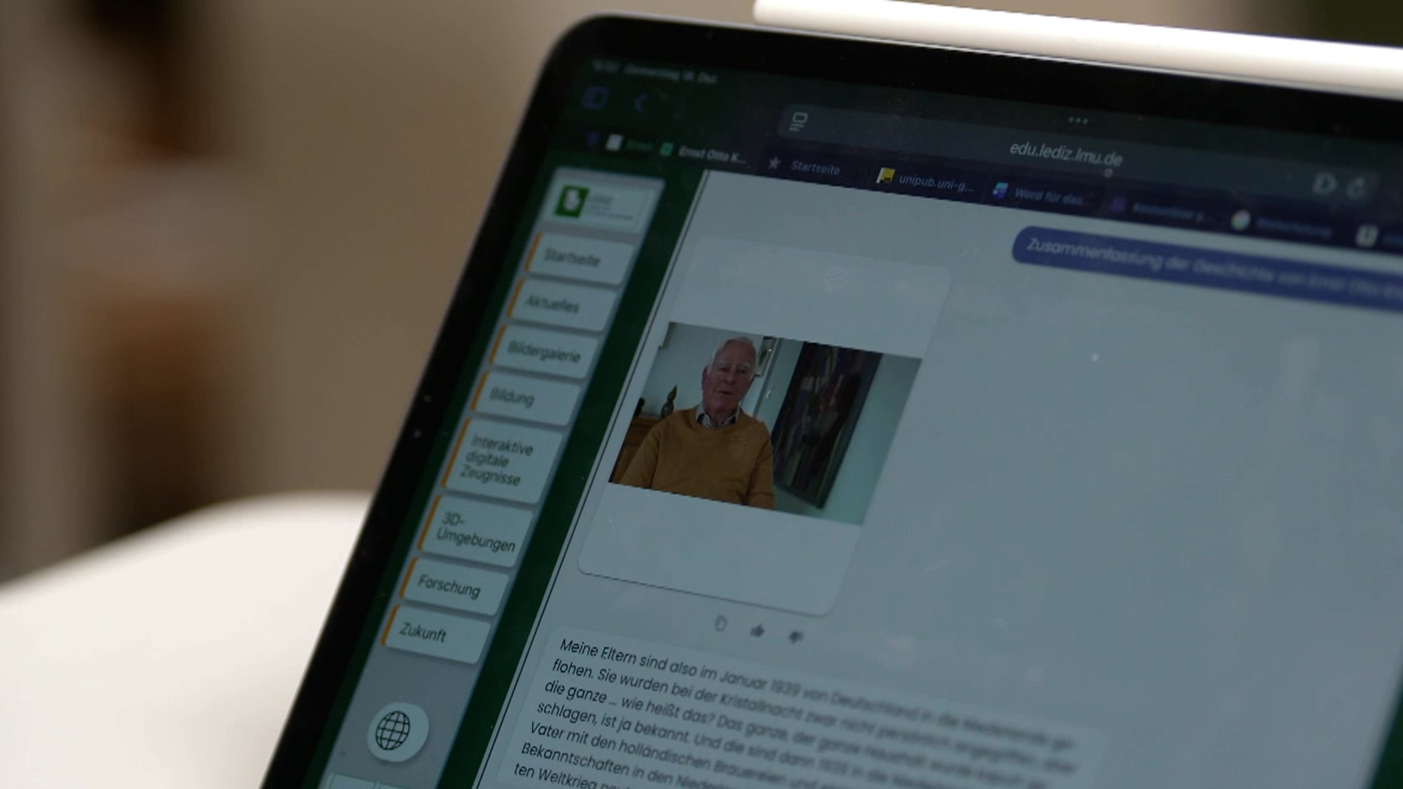 Ein Tablet in den Händen einer Schülerin. | Bild: BR Ein Tablet in den Händen einer Schülerin.