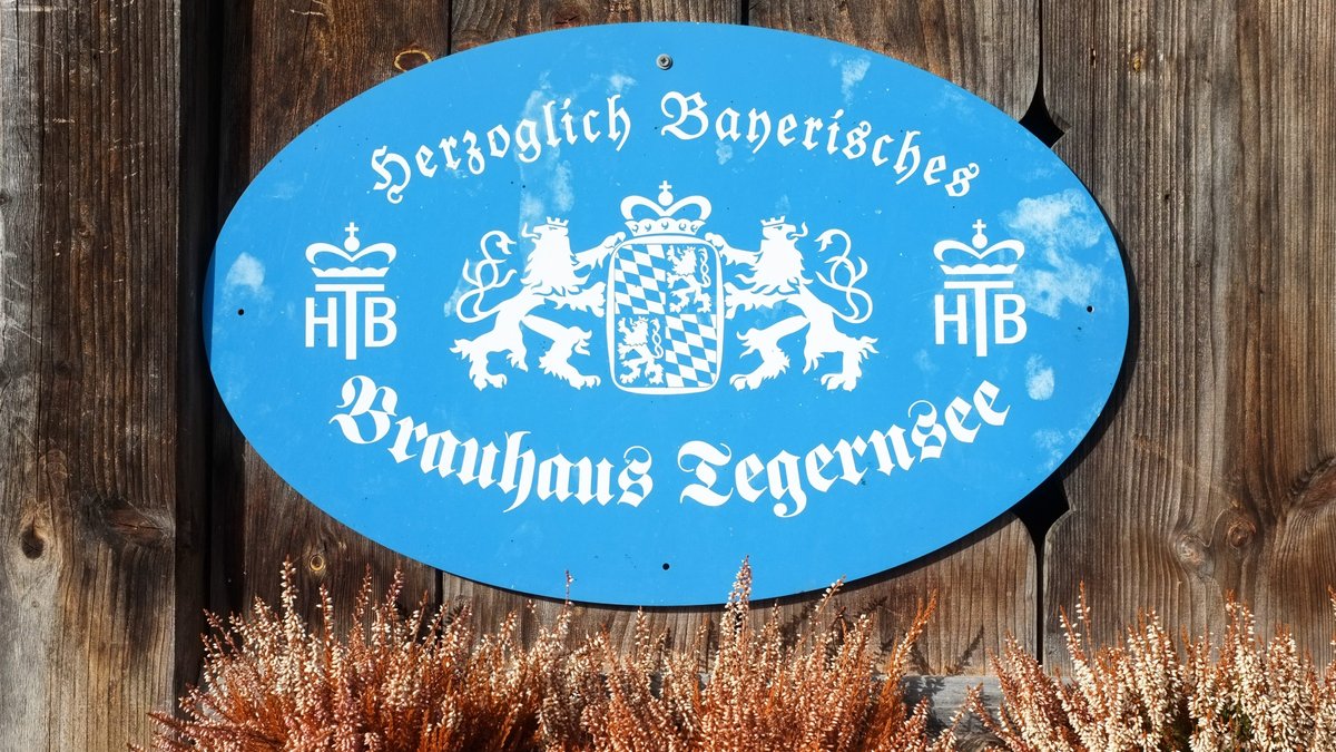 Ein Schild des Herzoglich Bayerischen Brauhauses Tegernsee.