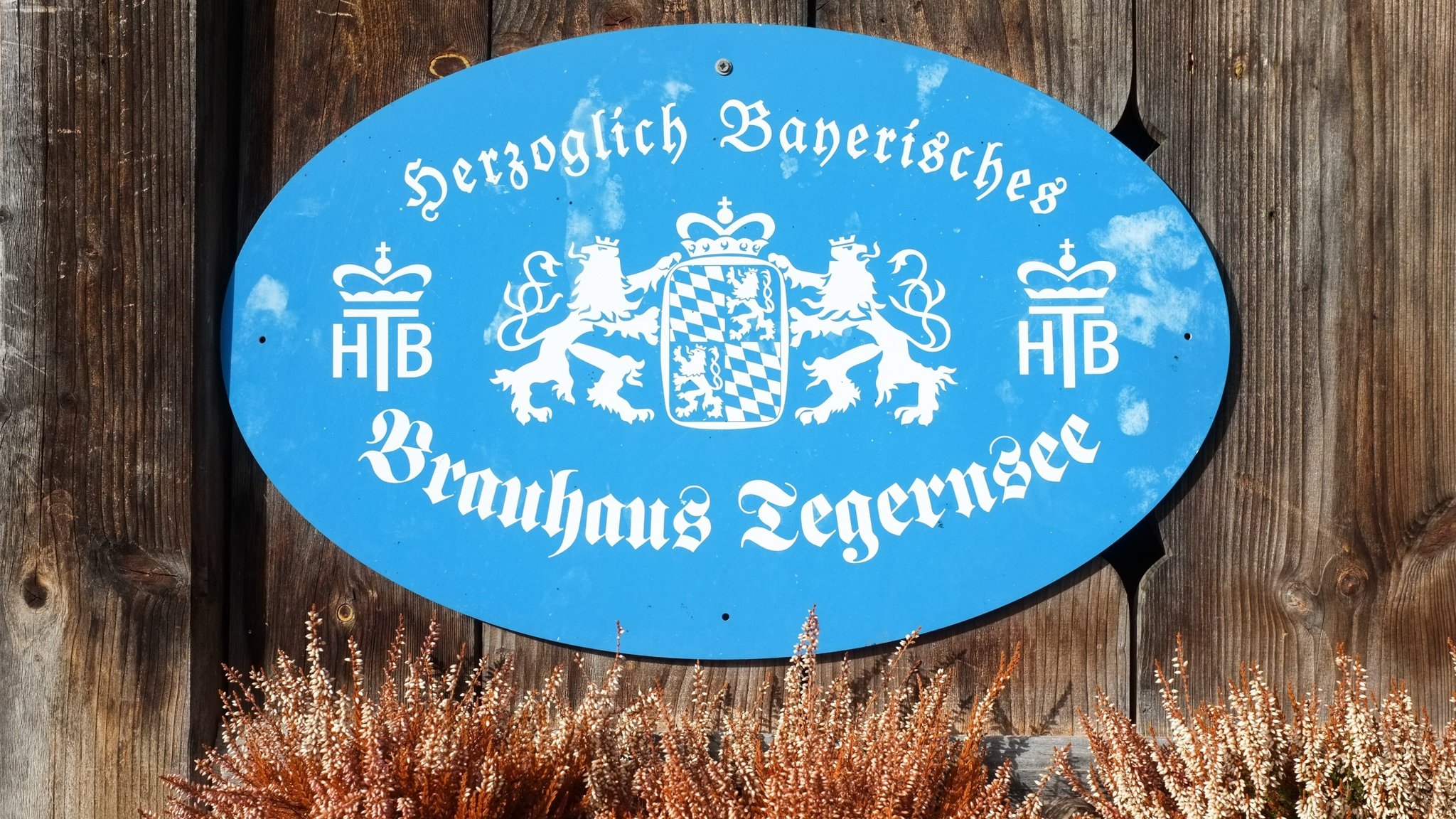 Ein Schild des Herzoglich Bayerischen Brauhauses Tegernsee. | Bild: pa/Markus C. Hurek Ein Schild des Herzoglich Bayerischen Brauhauses Tegernsee.