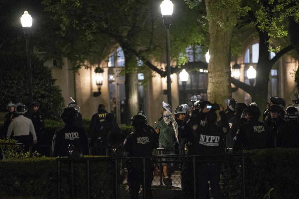 Beamte der New Yorker Polizei verhaften pro-palästinensische Studenten und Demonstranten in der Hamilton Hall der Columbia University. Hunderte von Polizeibeamten drangen am Dienstagabend in die Columbia University ein, um eine pro-palästinensische Besetzung eines Verwaltungsgebäudes zu beenden und ein Protestlager zu räumen, nachdem der Präsident der Schule erklärt hatte, es gebe keine andere Möglichkeit, die Sicherheit und Ordnung auf dem Campus wiederherzustellen. Foto: Marco Postigo Storel/AP/dpa +++ dpa-Bildfunk +++