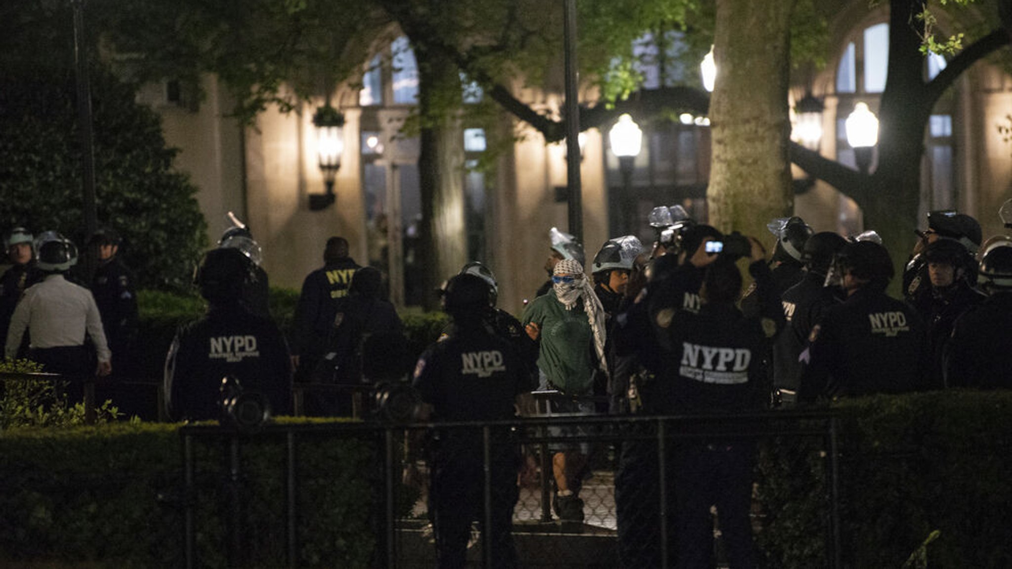 Beamte der New Yorker Polizei verhaften pro-palästinensische Studenten und Demonstranten in der Hamilton Hall der Columbia University. Hunderte von Polizeibeamten drangen am Dienstagabend in die Columbia University ein, um eine pro-palästinensische Besetzung eines Verwaltungsgebäudes zu beenden und ein Protestlager zu räumen, nachdem der Präsident der Schule erklärt hatte, es gebe keine andere Möglichkeit, die Sicherheit und Ordnung auf dem Campus wiederherzustellen. Foto: Marco Postigo Storel/AP/dpa +++ dpa-Bildfunk +++