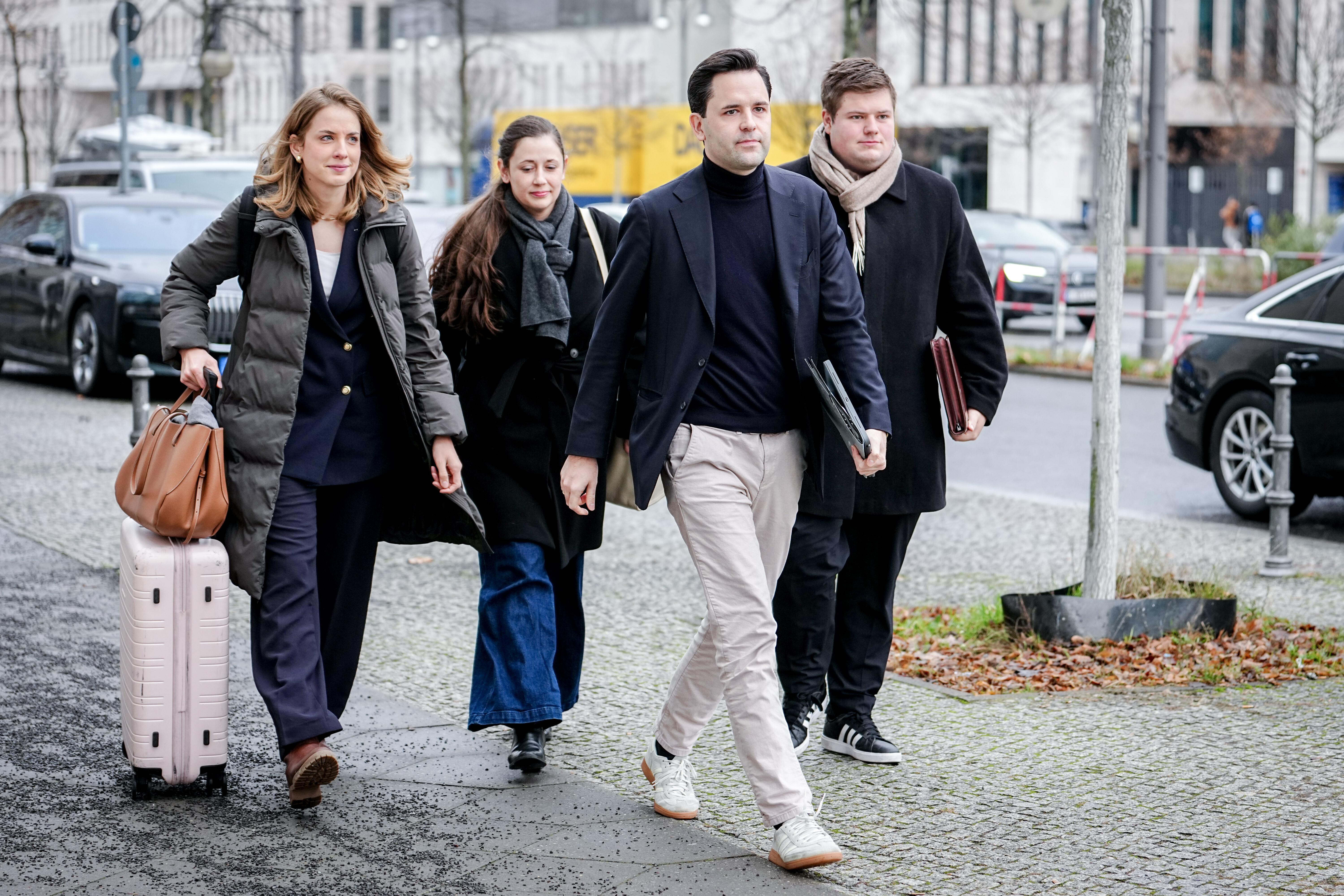 JU-Politiker Johannes Winkel (2.v.r.), Johannes Volkmann (r), Wiebke Winter (l) und Jessica Steiner kommen zur Sitzung des CDU-Bundespräsidiums.