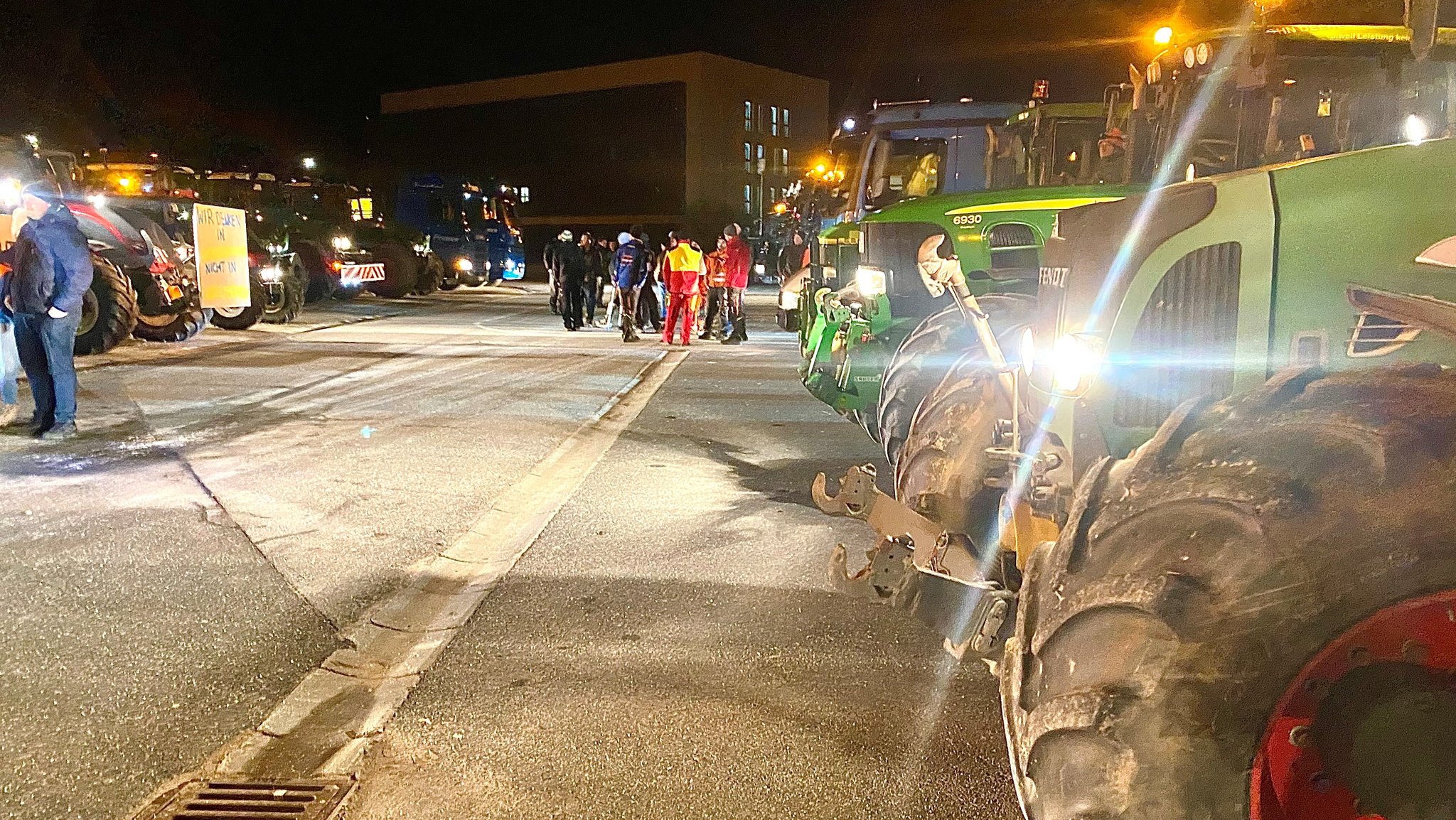 Landwirte sammeln sich am Montagmorgen in Cham