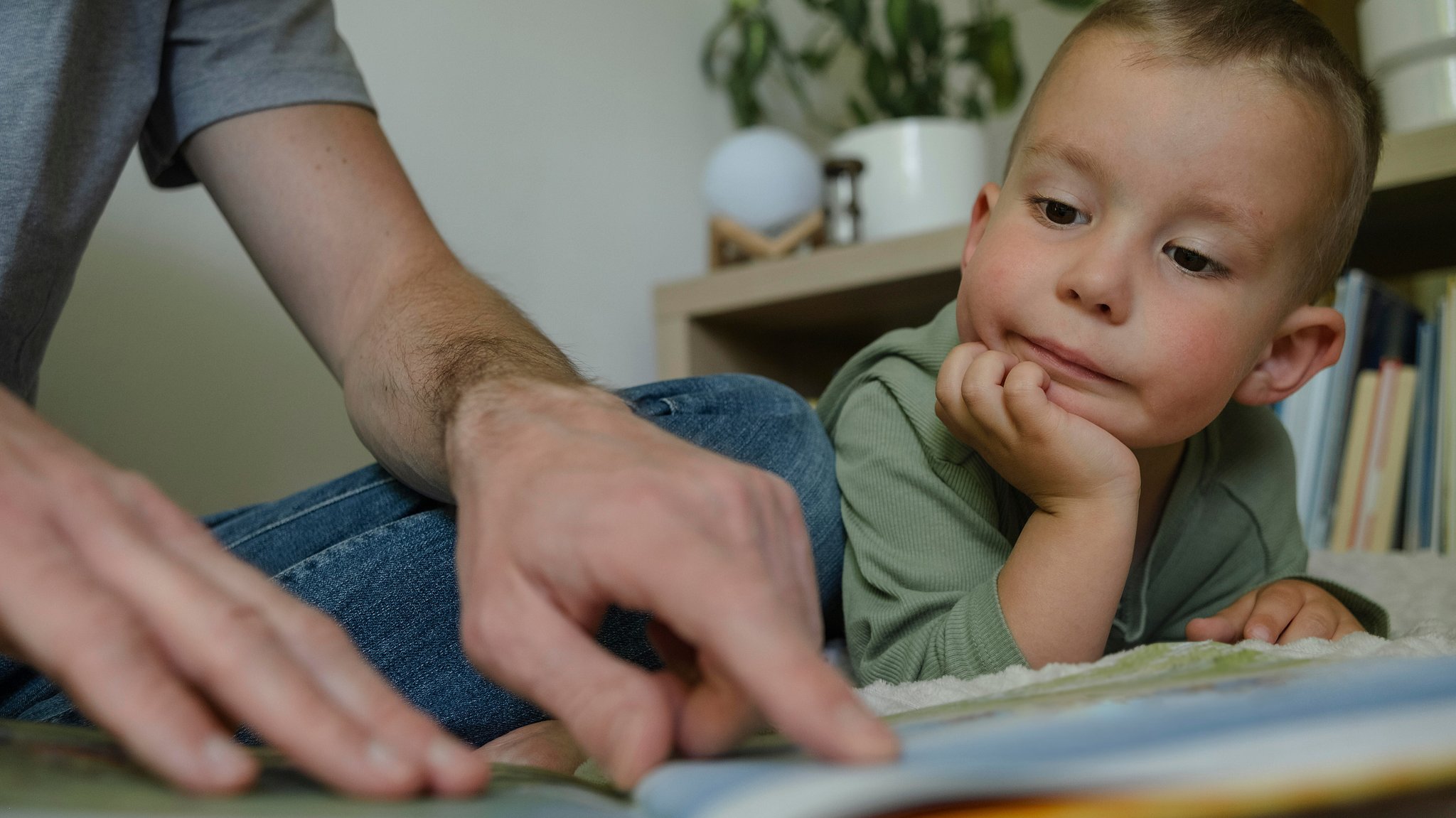 Vater und Sohn lesen ein Buch 