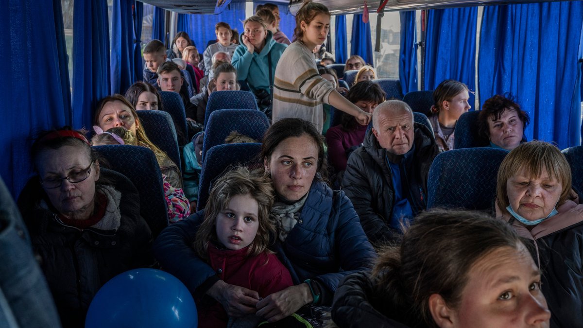 Ukrainische Evakuierte in einem Bus, nachdem sie am 28. März 2022 die ukrainische Grenze zu Polen am Grenzübergang Medyka im Südosten Polens überquert haben