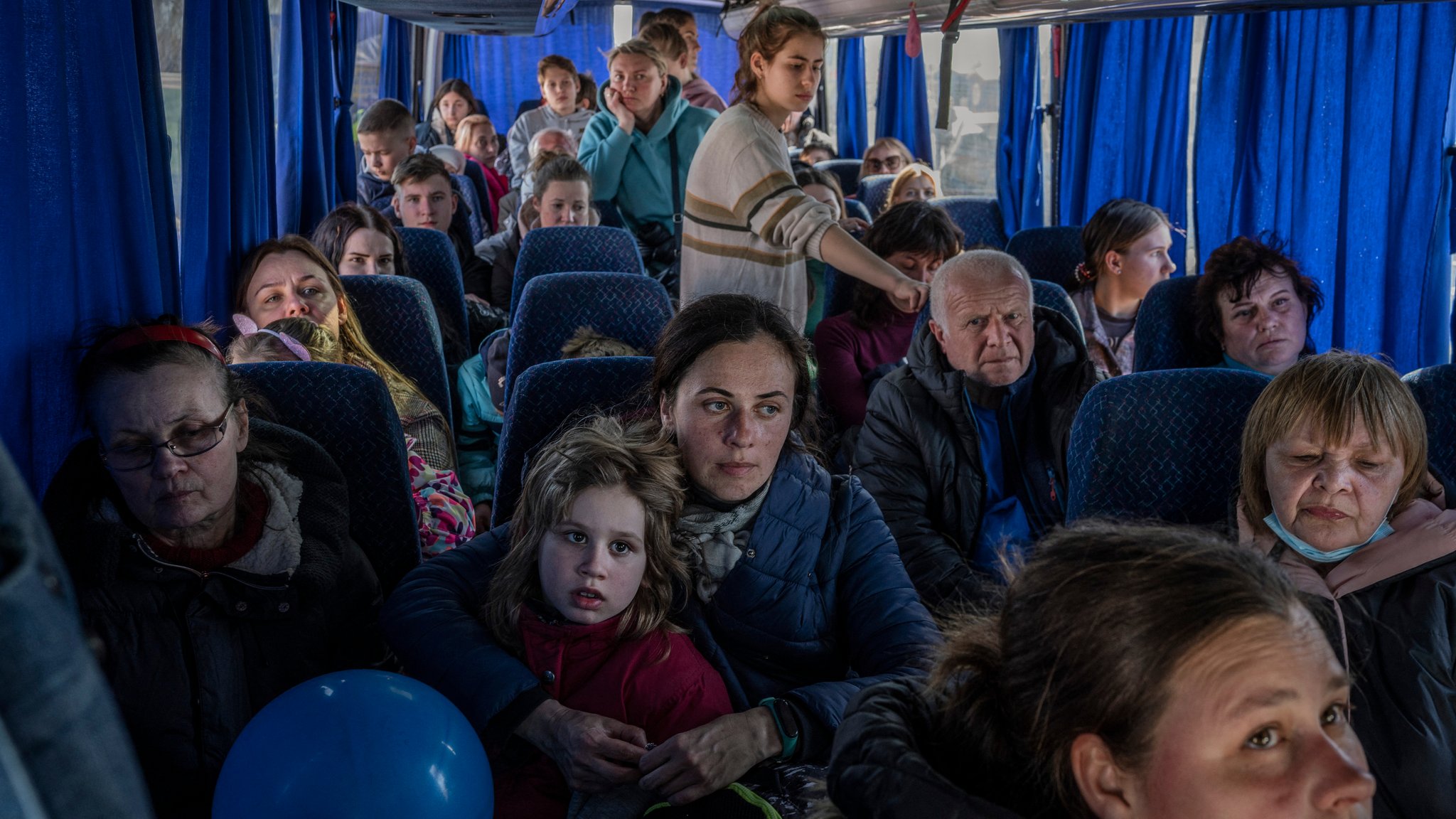 Ukrainische Evakuierte in einem Bus, nachdem sie am 28. März 2022 die ukrainische Grenze zu Polen am Grenzübergang Medyka im Südosten Polens überquert haben