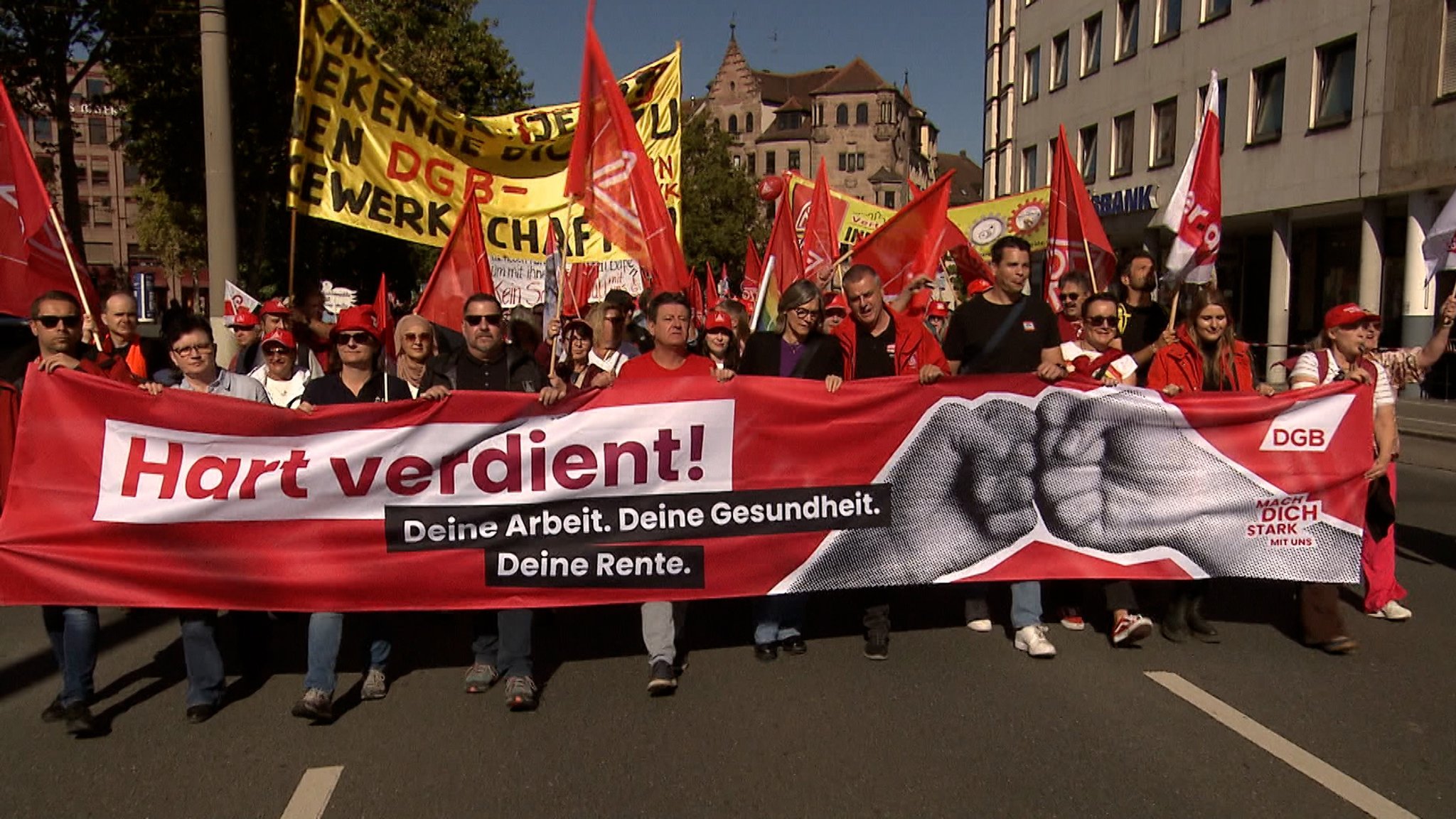Zehntausende Menschen haben heute in insgesamt 15 deutschen Städten ihren Unmut über die Sozialpolitik der Bundesregierung auf die Straße getragen. | Bild: Bayerischer Rundfunk 2026 Zehntausende Menschen haben heute in insgesamt 15 deutschen Städten ihren Unmut über die Sozialpolitik der Bundesregierung auf die Straße getragen.