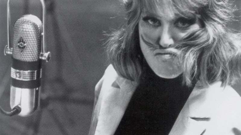 Schwarz-Weiß-Aufnahme von Hildegard Knef, sie steht vor einem Mikrofon und hat sich eine Haarsträhne zwischen Nase und Oberlippe geklemmt | Bild: Lothar Winkler / Agentur Hipp Schwarz-Weiß-Aufnahme von Hildegard Knef, sie steht vor einem Mikrofon und hat sich eine Haarsträhne zwischen Nase und Oberlippe geklemmt