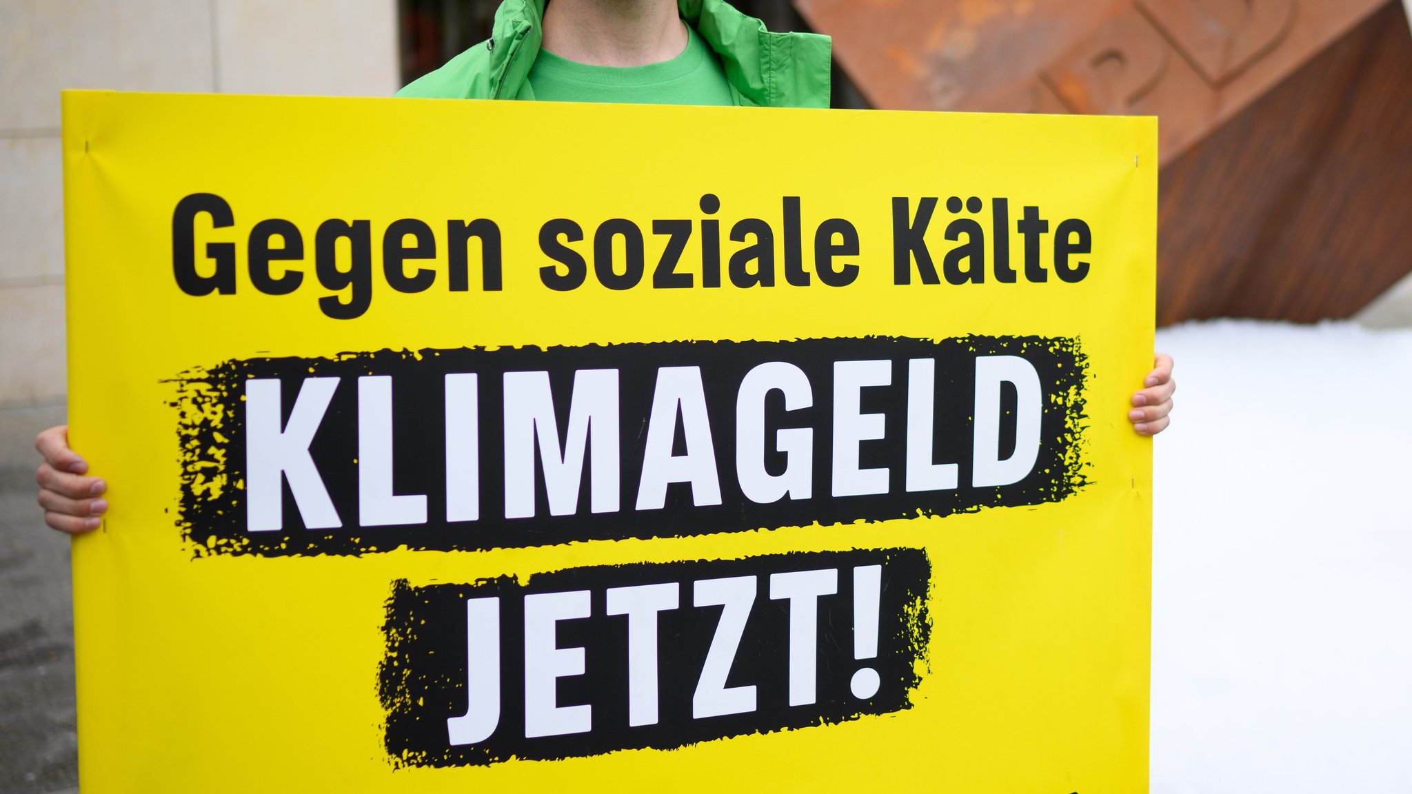 Symbolbild: Ein Greenpeace-Aktivist fordert vor der SPD-Parteizentrale die Einführung des Klimageldes.