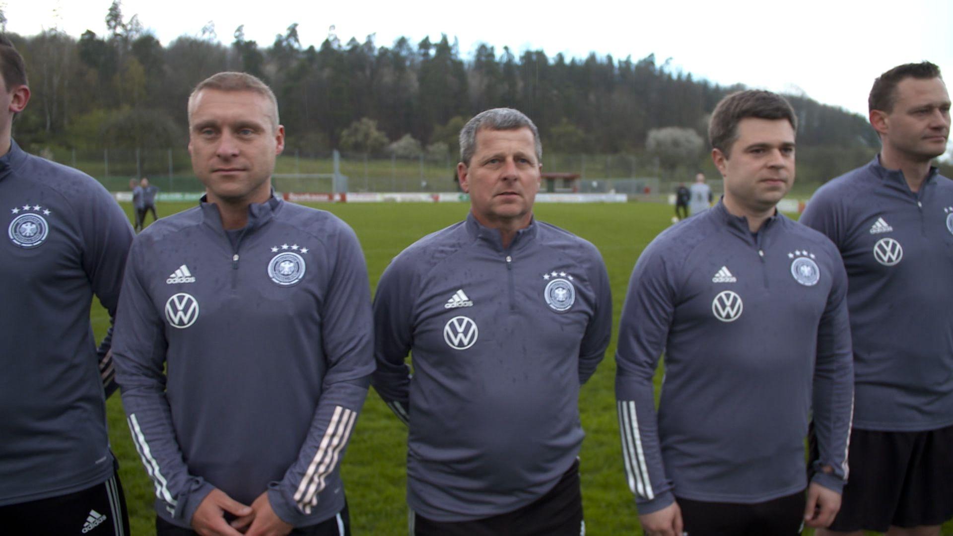 Die Deutsche Nationalmannschaft der Bürgermeister auf dem Spielfeld während des Trainings in Franken