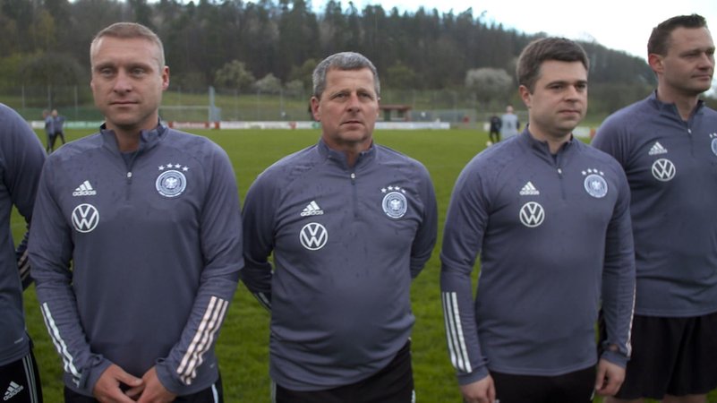 Die Deutsche Nationalmannschaft der Bürgermeister auf dem Spielfeld während des Trainings in Franken