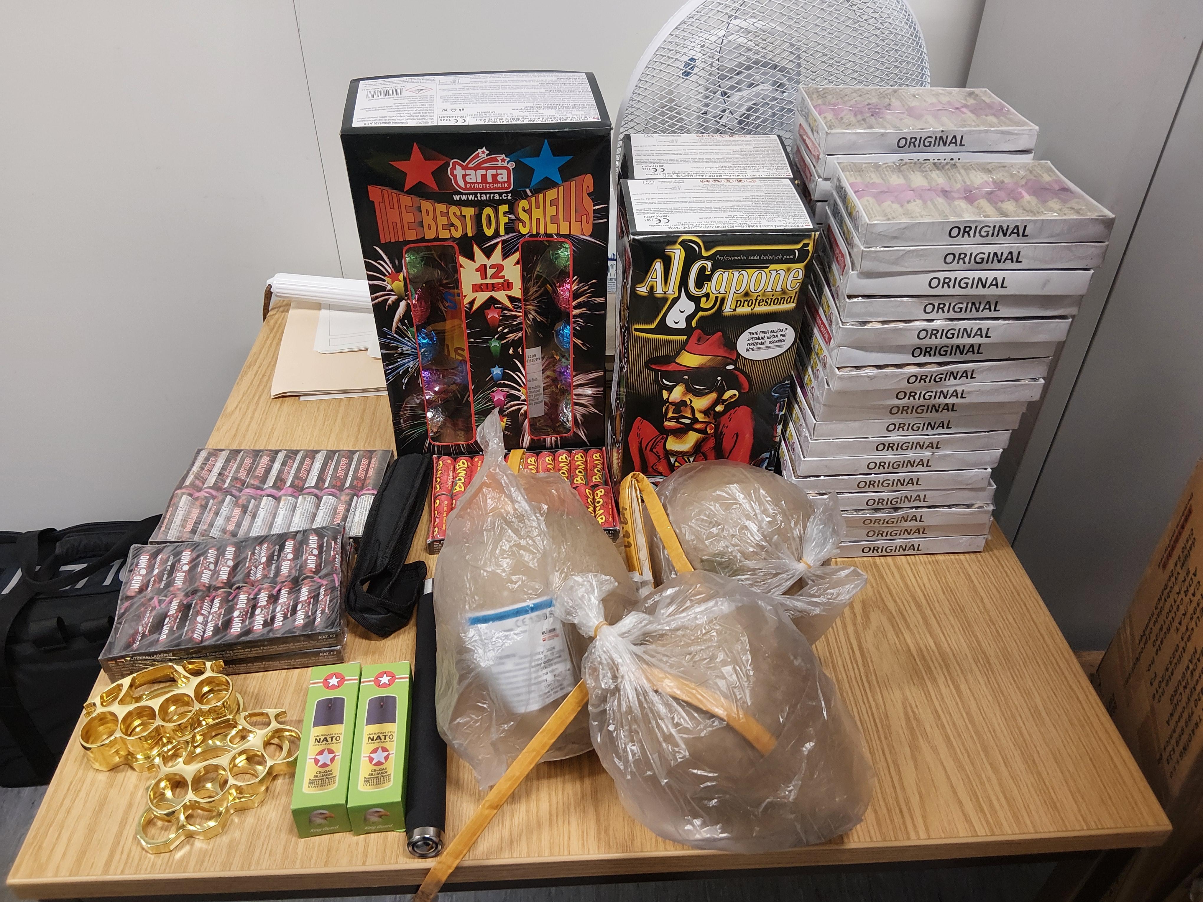 Auf einem Tisch liegt die von der Bundespolizei sichergestellte Pyrotechnik.