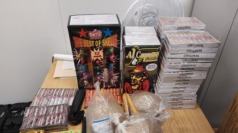 Auf einem Tisch liegt die von der Bundespolizei sichergestellte Pyrotechnik. | Bild: Bundespolizeiinspektion Waidhaus Auf einem Tisch liegt die von der Bundespolizei sichergestellte Pyrotechnik.