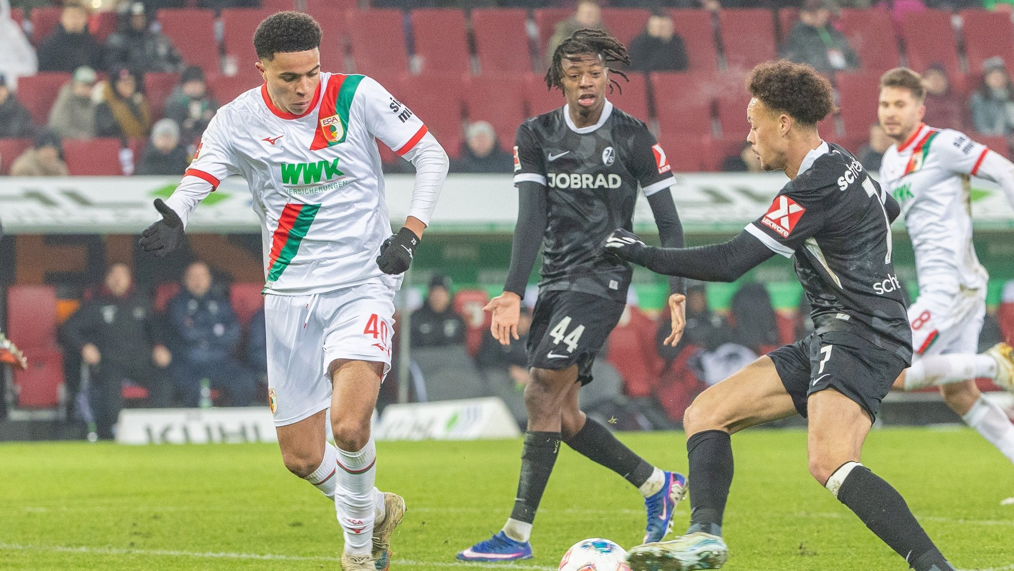 FC Augsburg gegen SC Freiburg | Bild: picture alliance / kolbert-press | kolbert-press/Peter Fastl FC Augsburg gegen SC Freiburg