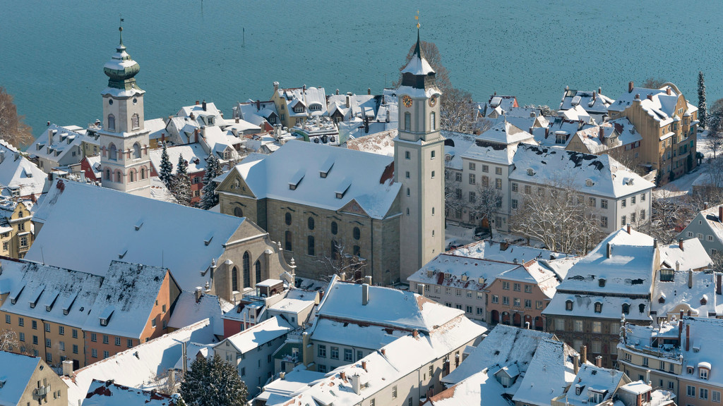 Blick über die verschneiten Dächer der Lindauer Insel | Bild: picture alliance/ Westend61 / Holger Spiering Blick über die verschneiten Dächer der Lindauer Insel