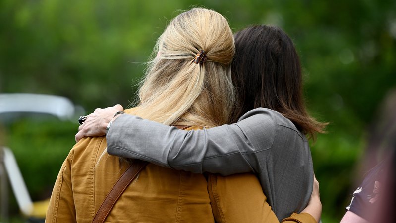 Simone Strobels Schwester Christina (links) im November 2024 vor dem Lidcombe Coroners Court, wo erneute Anhörungen stattfinden. | Bild: dpa-Bildfunk/Bianca De Marchi Simone Strobels Schwester Christina (links) im November 2024 vor dem Lidcombe Coroners Court, wo erneute Anhörungen stattfinden.