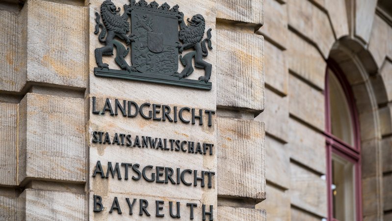 Am Eingang zum Landgericht Bayreuth hängt ein Wappen des Freistaats Bayerns. | Bild: dpa-Bildfunk/Daniel Vogl Am Eingang zum Landgericht Bayreuth hängt ein Wappen des Freistaats Bayerns.