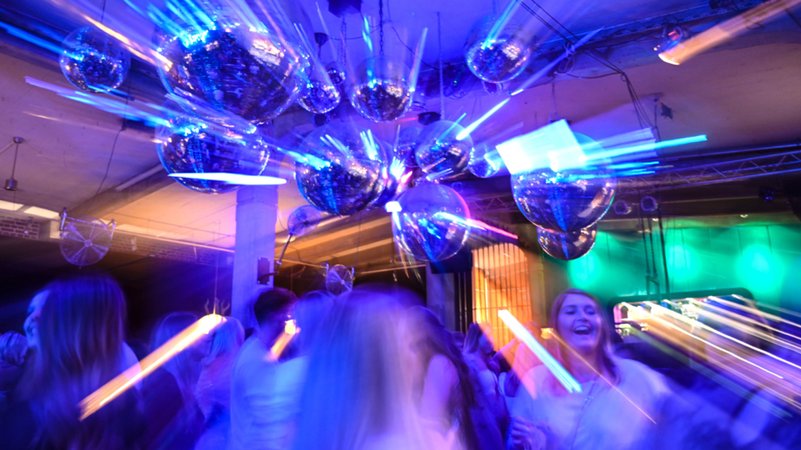Junge Leute tanzen in einer Disco