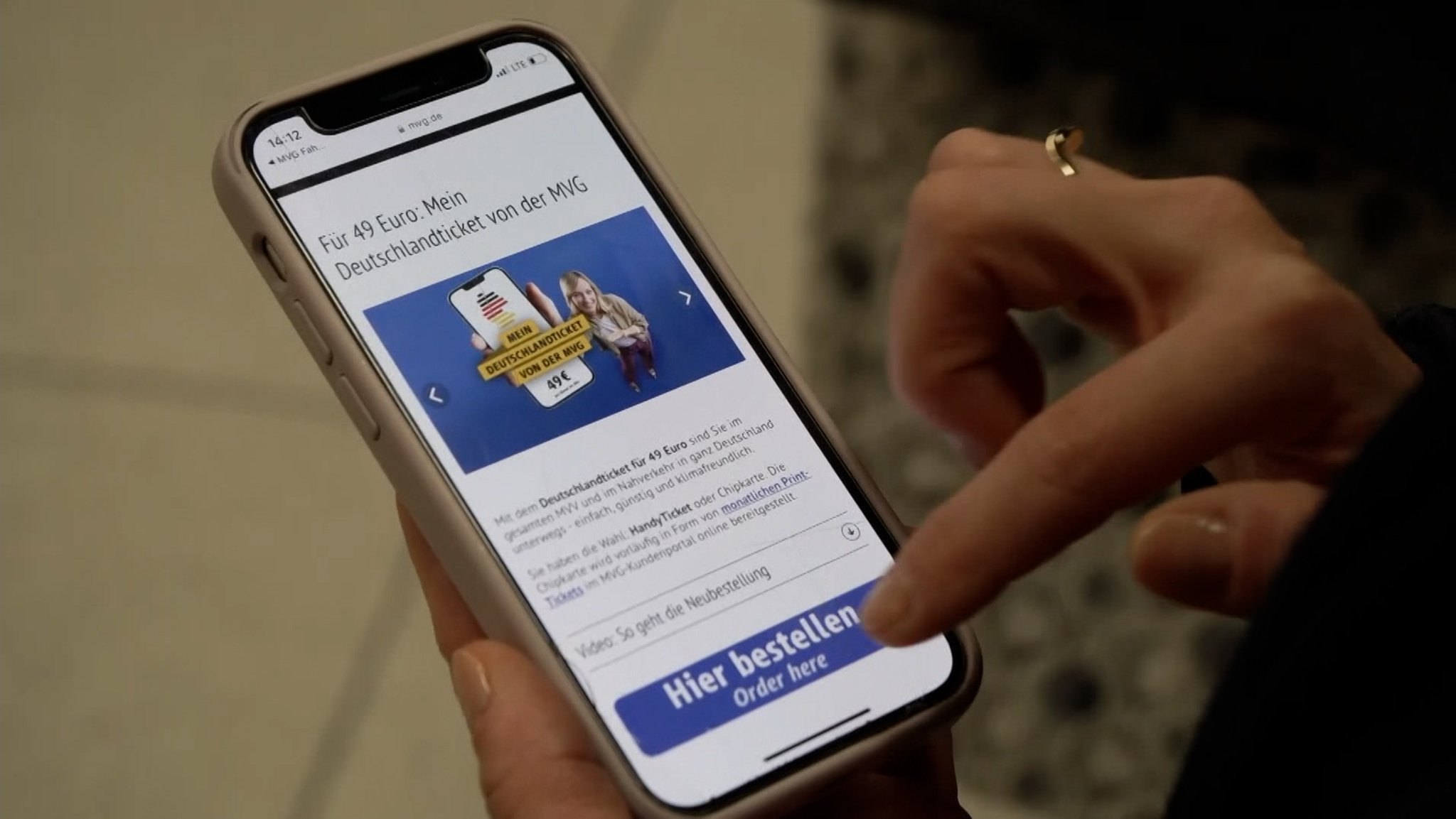 Deutschland-Ticket-Bestellung auf dem Handy