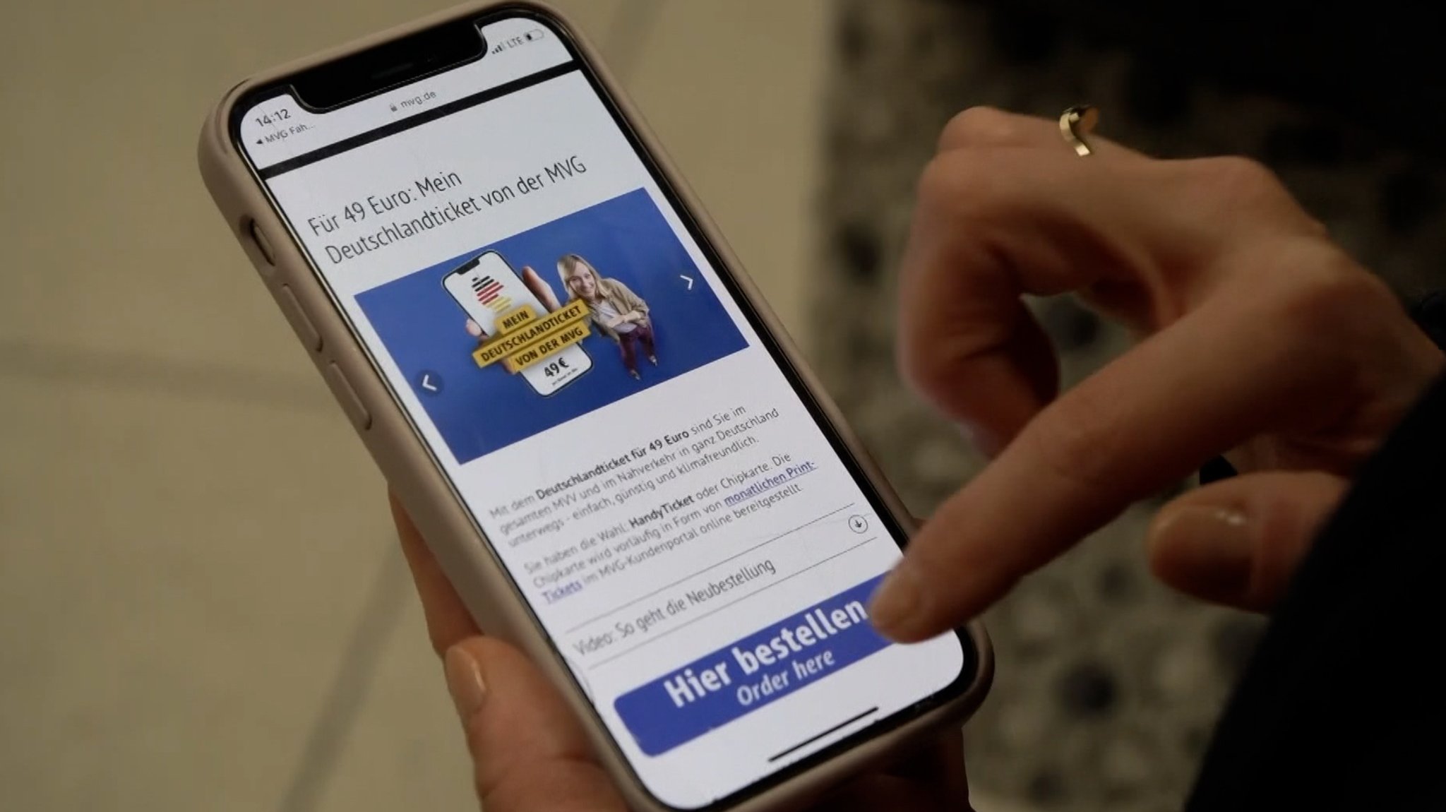 Deutschland-Ticket-Bestellung auf dem Handy
