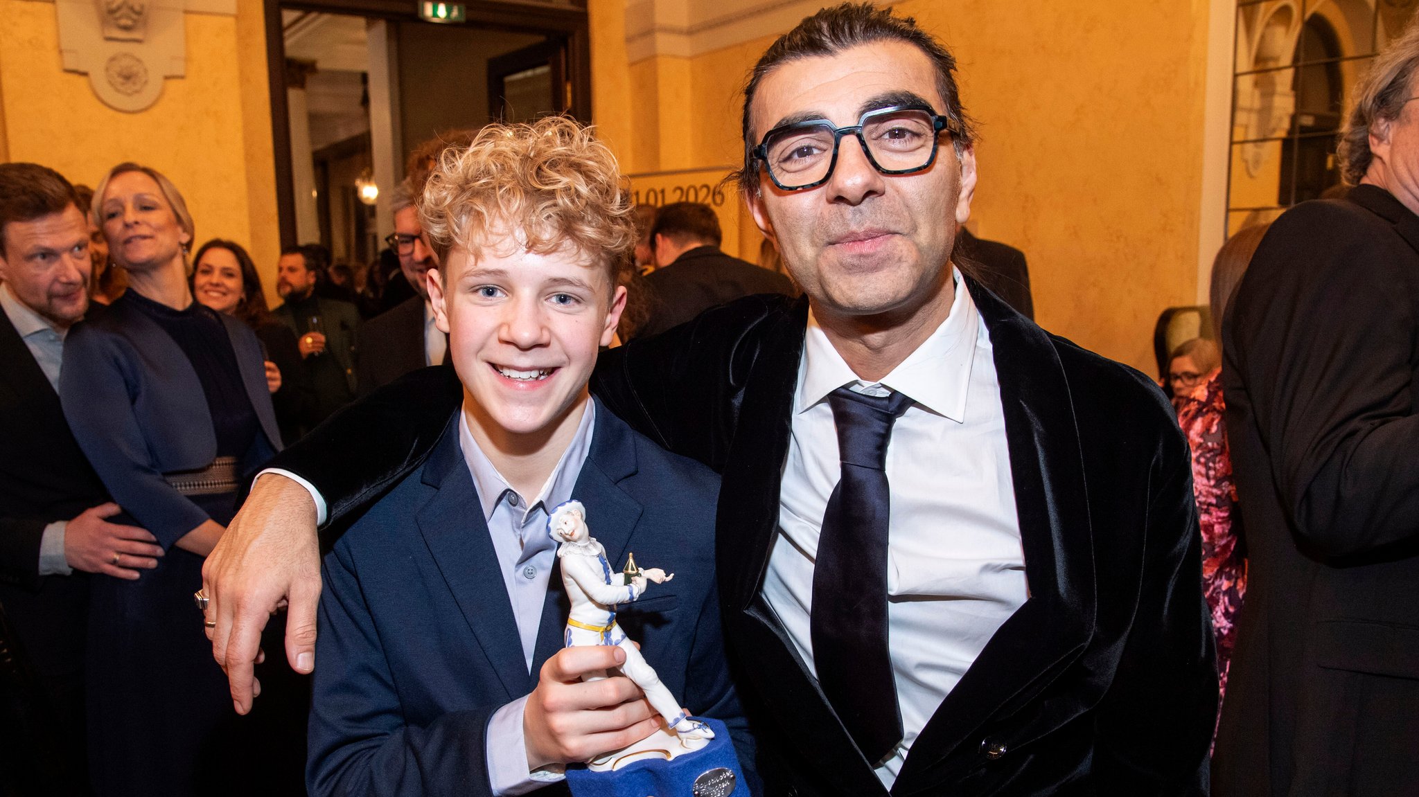 Regisseur Fatih Akin mit "Amrum"-Hauptdarsteller Jasper Billerbeck. | Bild: picture alliance / Geisler-Fotopress | Frederic Kern Regisseur Fatih Akin mit "Amrum"-Hauptdarsteller Jasper Billerbeck.