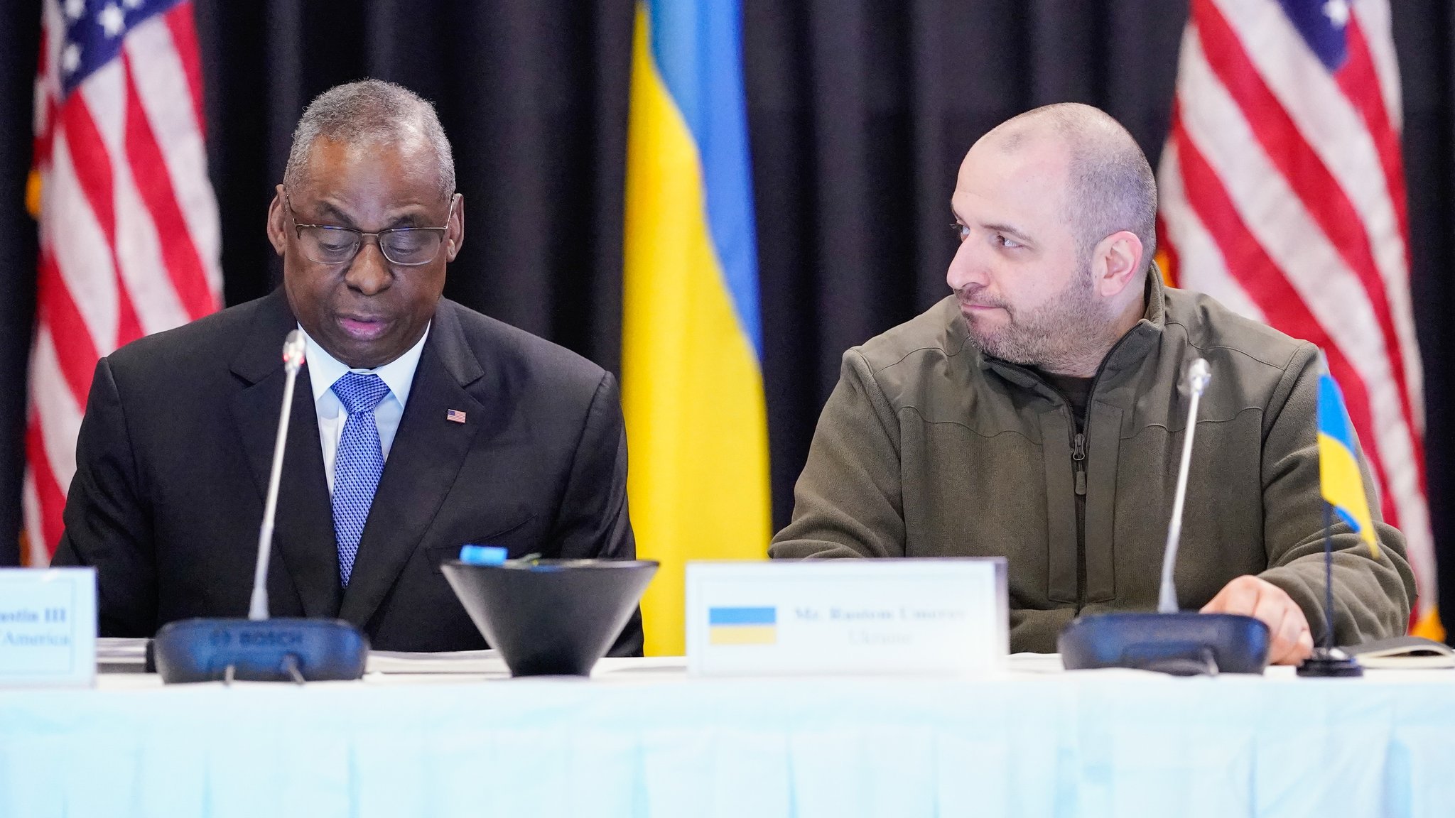 Lloyd Austin (l), US-Verteidigungsminister, und Rustem Umjerow, Verteidigungsminister der Ukraine, in Ramstein