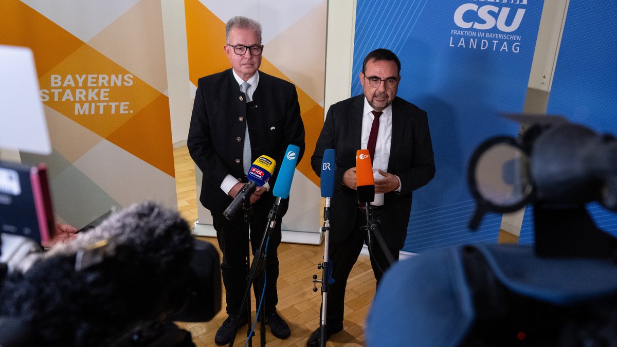 Die Fraktionschefs von CSU und Freien Wählern, Klaus Holetschek (rechts) und Florian Streibl (links)