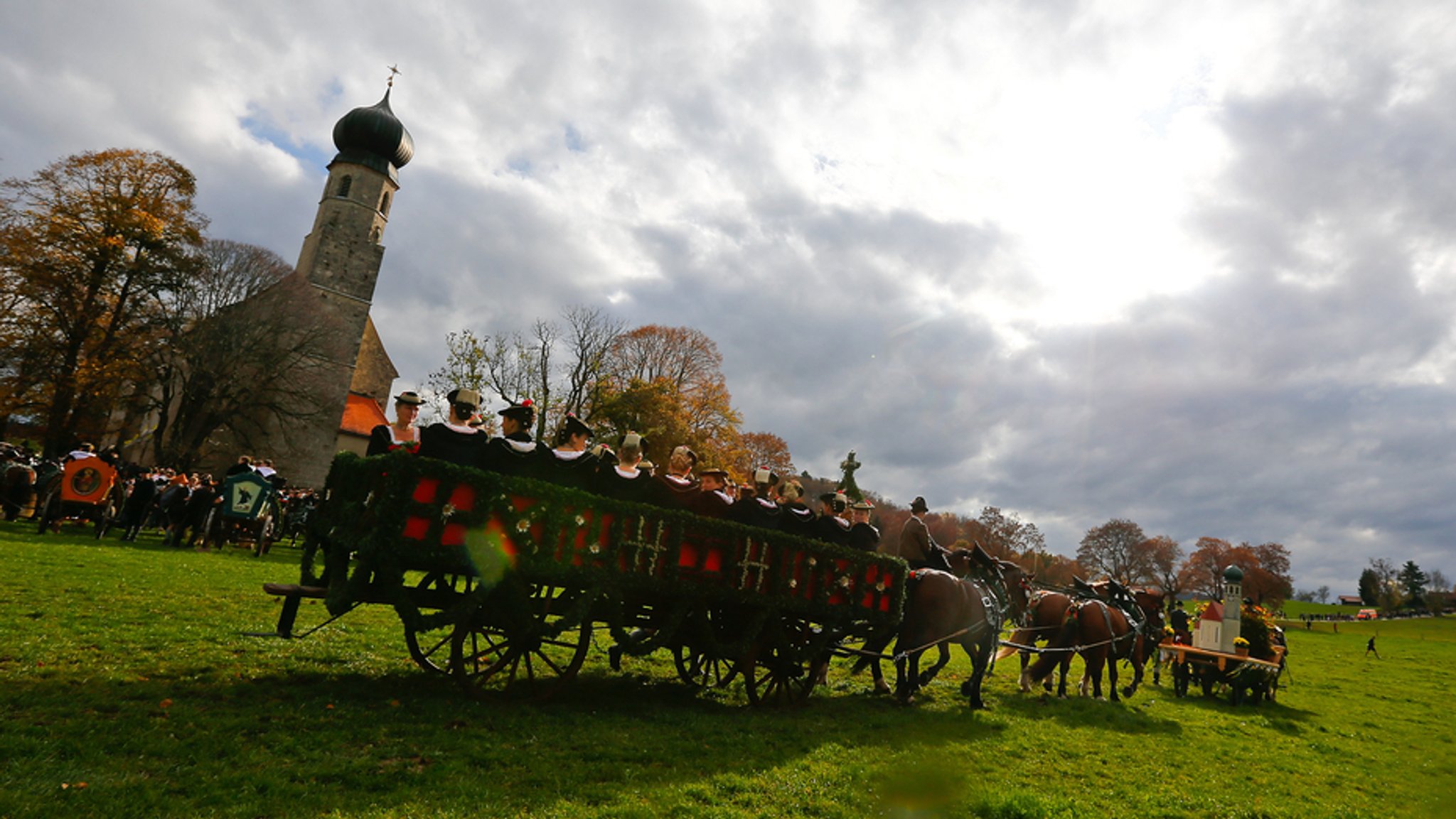 Ein Pferdewagen bei einem Leonhardi-Ritt