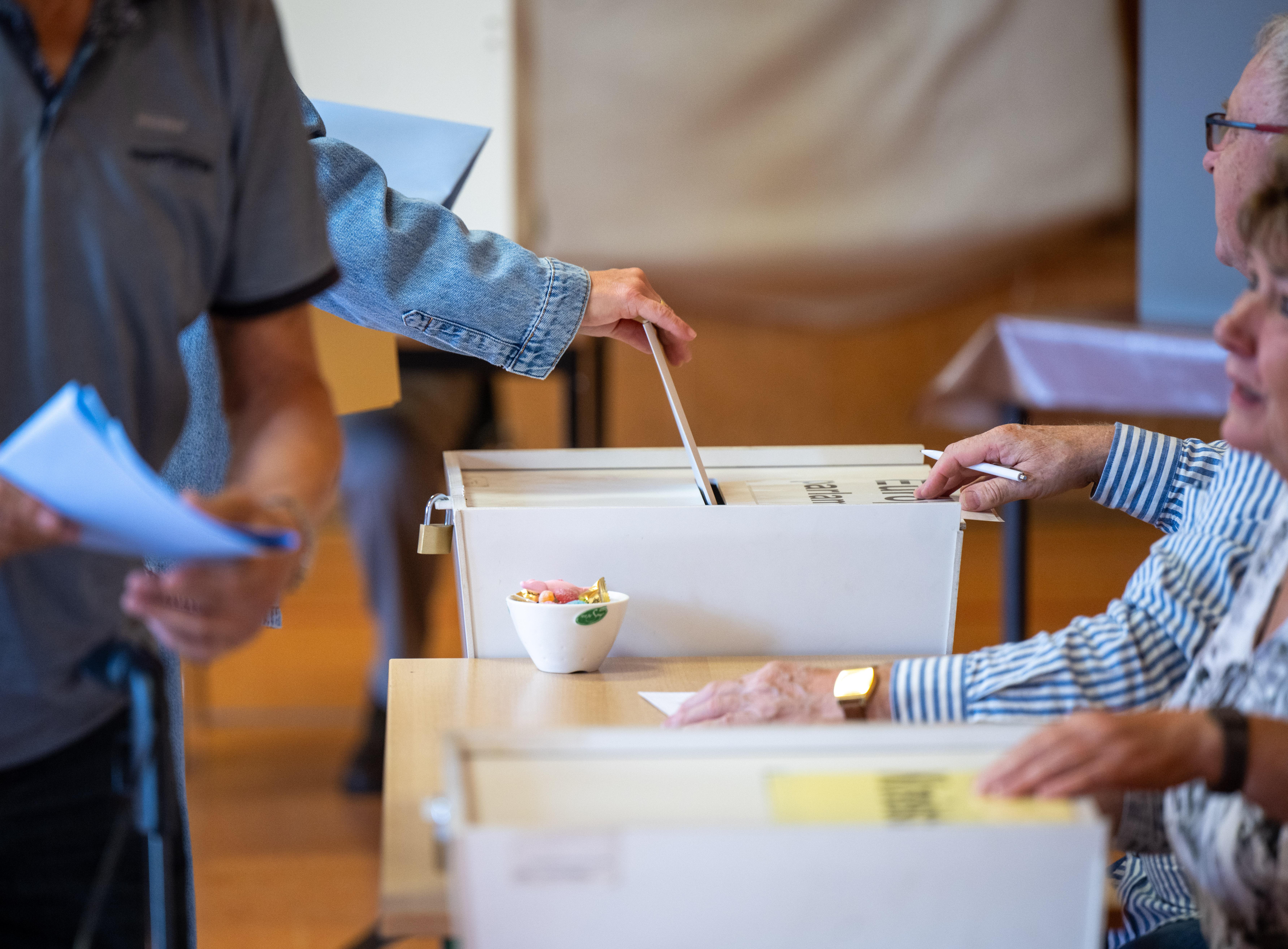Wahlberechtigte werfen in einem Wahllokal ihre Stimmzettel in Wahlurnen. Bei dieser Europawahl lag die Wahlbeteiligung auf Rekordhoch.
