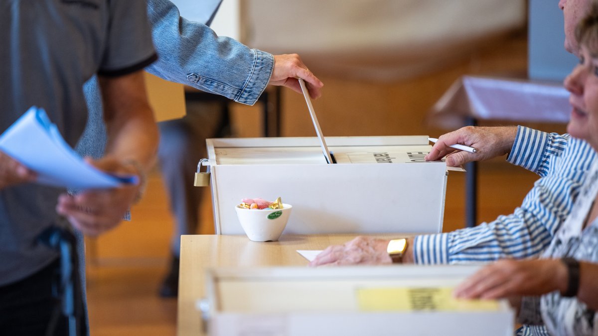 Wahlberechtigte werfen in einem Wahllokal ihre Stimmzettel in Wahlurnen. Bei dieser Europawahl lag die Wahlbeteiligung auf Rekordhoch.