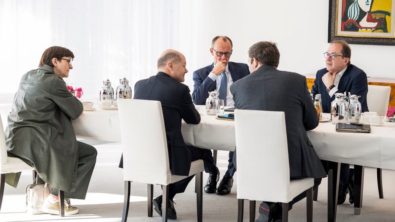 Männer (fast) unter sich: Beim Spitzentreffen von Union und SPD sitzt Saskia Esken abseits | Bild: Bundesregierung/ dpa Männer (fast) unter sich: Beim Spitzentreffen von Union und SPD sitzt Saskia Esken abseits