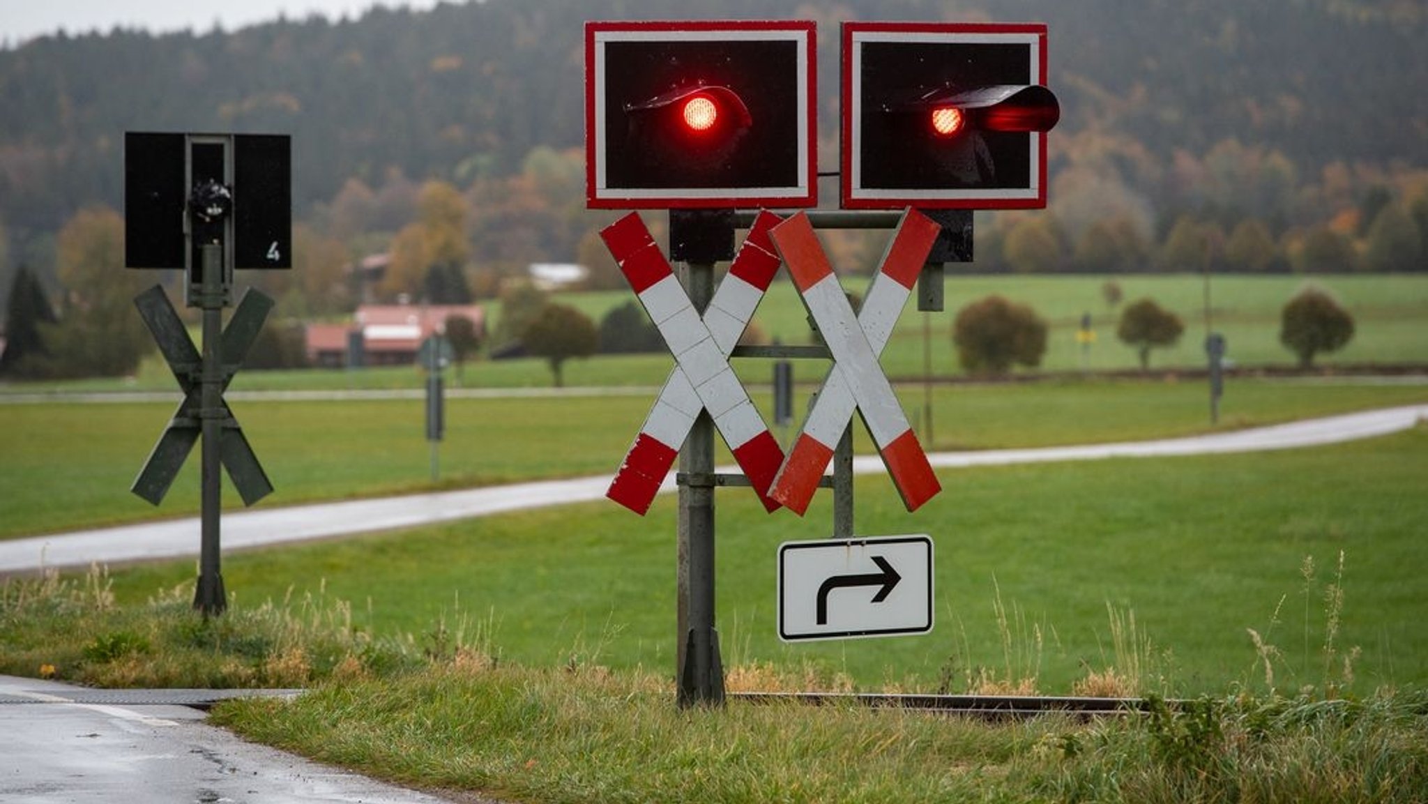 Ein unbeschrankter Bahnübergang | Bild: dpa-Bildfunk/Lennart Preiss Ein unbeschrankter Bahnübergang