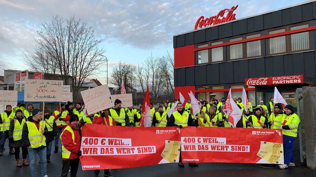 Kampf um Lohnerhöhung - Warnstreik am Coca-Cola-Standort in Knetzgau (Lkr. Haßberge)
