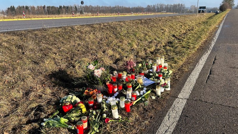 Unfallstelle auf der B14 nahe Ansbach mit Kerzen und Blumen für die Verstorbene. | Bild: BR/ Annika Svitil Unfallstelle auf der B14 nahe Ansbach mit Kerzen und Blumen für die Verstorbene.
