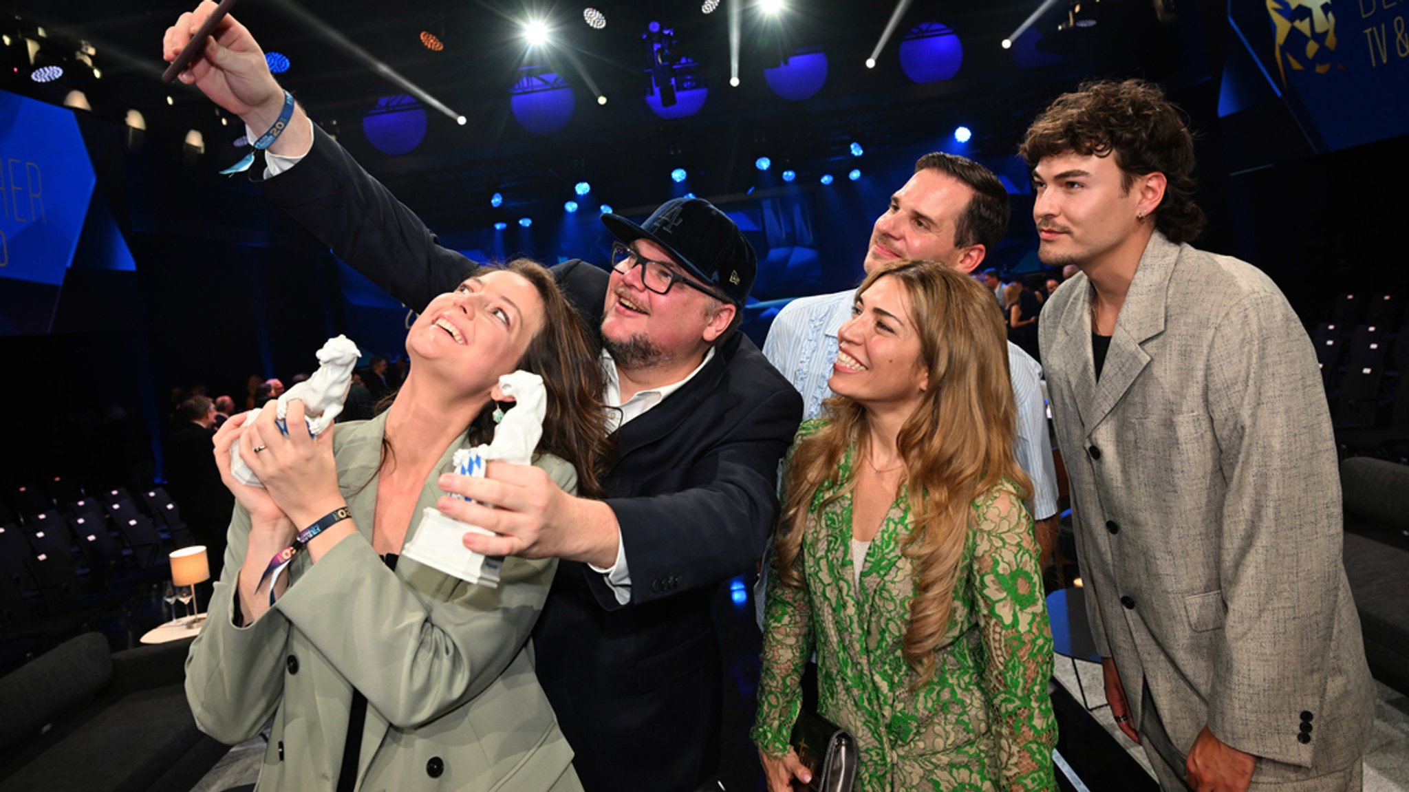 Die Headwriterin Daphne Ferraro, (l-r) der Regisseur Martin Schreier, die Produzentin Ceylan Yildirim, der Producer Valentin Debler und der Schauspieler Justus Riesner stehen mit ihrem Blauen Panthern bei der Verleihung des TV- und Streaming-Awards "Blauer Panther· in der BMW Welt. 