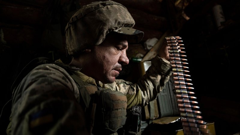 Ukraine-Krieg - Soldat in Awdijiwka | Bild: dpa-Bildfunk/Evgeniy Maloletka Ukraine-Krieg - Soldat in Awdijiwka