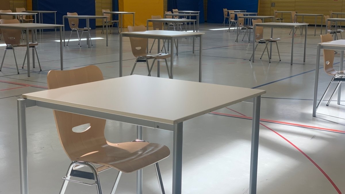 Tische und Stühle stehen bereit für Abiturprüfungen.