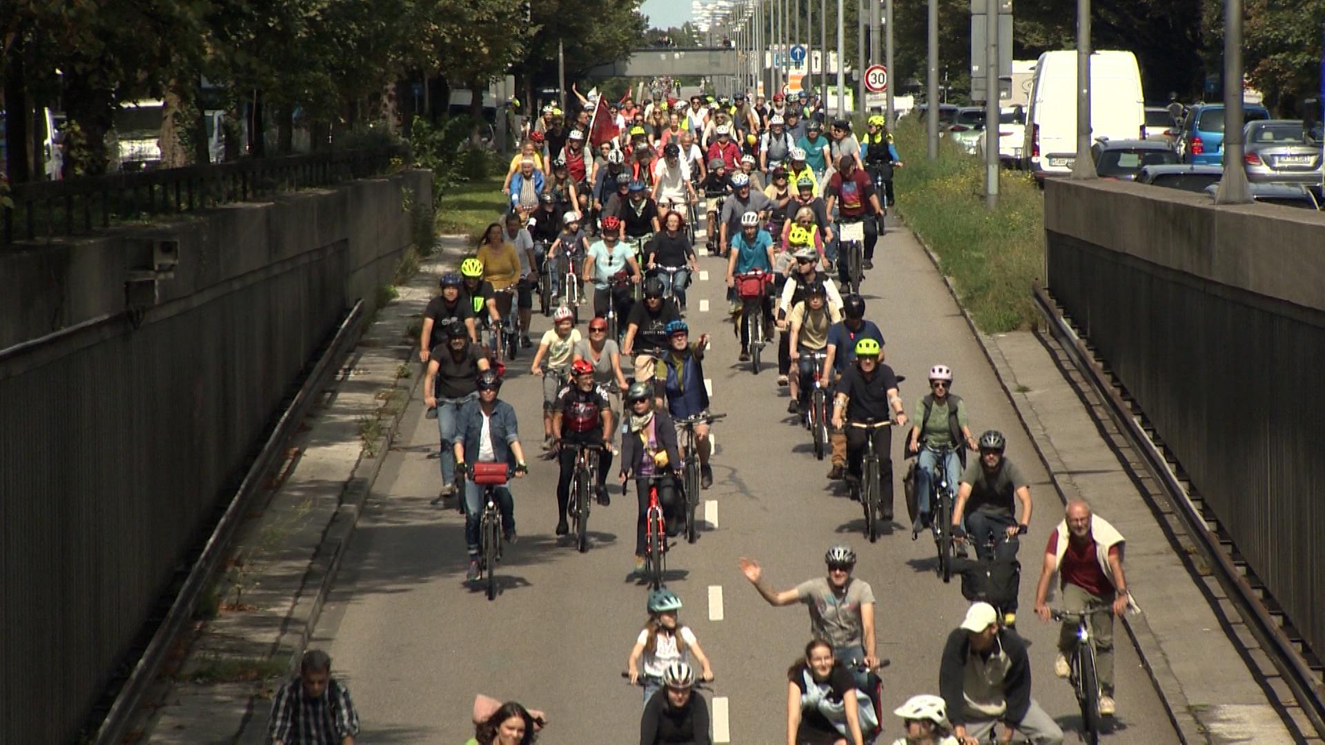 Protest gegen IAA: Radler auf der Straße