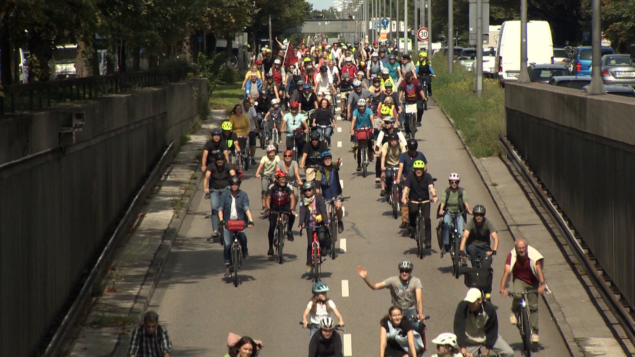 Protest gegen IAA: Radler auf der Straße
