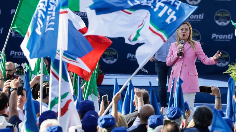 23.09.2022, Neapel: Giorgia Meloni, Vorsitzende der rechtsextremen Partei Fratelli d'Italia, hält während einer Wahlveranstaltung eine Rede.