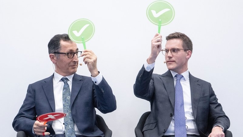 13.11.2025, Stuttgart: Manuel Hagel (CDU, r), und Cem Özdemir (Bündnis 90/Die Grünen) sitzen bei einer Veranstaltung der BWIHK auf der Bühne. | Bild: dpa-Bildfunk/Marijan Murat 13.11.2025, Stuttgart: Manuel Hagel (CDU, r), und Cem Özdemir (Bündnis 90/Die Grünen) sitzen bei einer Veranstaltung der BWIHK auf der Bühne.
