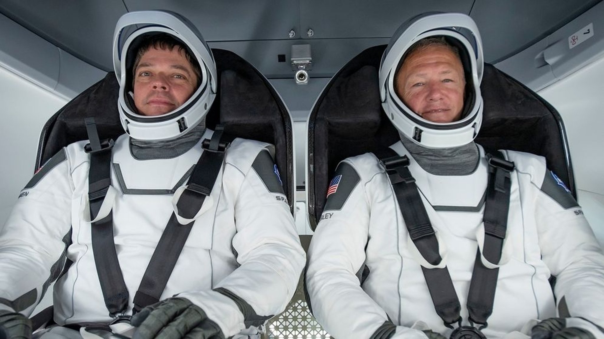 Die beiden US-amerikanischen Astronauten Robert Behnken (links) und Douglas Hurley (rechts) bei einem Test Ende März 2020 in der Crew Dragon. Mit dieser Raumkapsel soll im Mai 2020 erstmals ein bemannter Testflug des privaten Weltraum-Unternehmens SpaceX zur Internationalen Raumstation ISS durchgeführt werden.