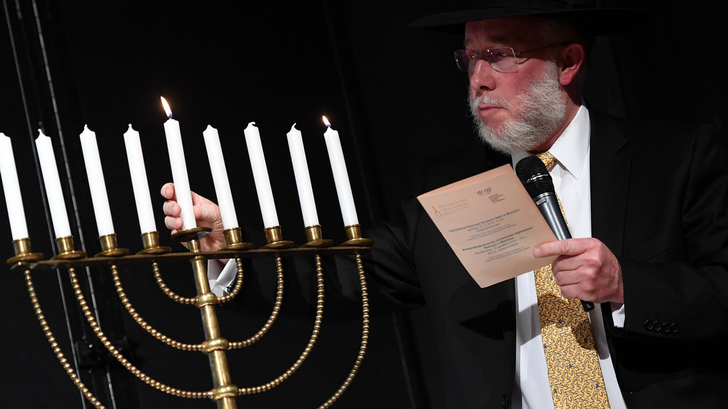 Symbolbild: Shmuel Aharon Brodman, Gemeinderabbiner der israelitischen Kultusgemeinde München und Oberbayern, entzündet eine Chanukka-Kerze.