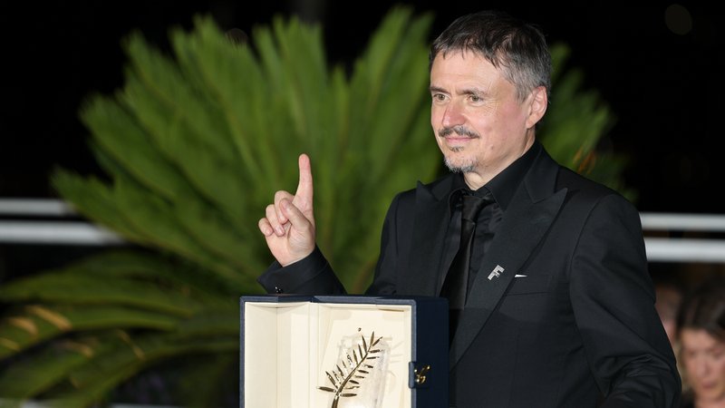 Regisseur Cristian Mungiu mit seiner Goldenen Palme für den Film "Fjord" | Bild: picture alliance / Xinhua News Agency | Wu Huiwo Regisseur Cristian Mungiu mit seiner Goldenen Palme für den Film "Fjord"