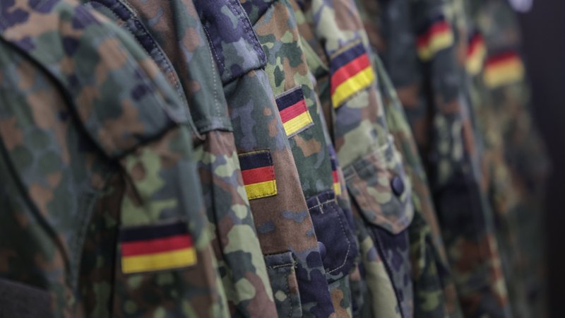 Flecktarn statt Wandern - Outdoormarken setzen auf die Bundeswehr. | Bild: picture alliance/dpa | Oliver Berg Flecktarn statt Wandern - Outdoormarken setzen auf die Bundeswehr.