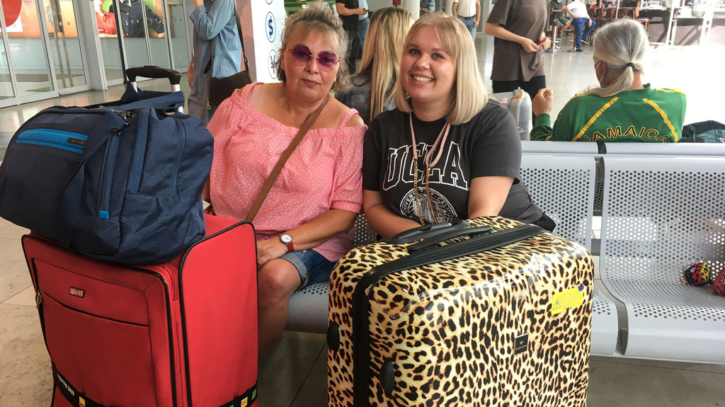 Zwei Reisende am Flughafen Nürnberg