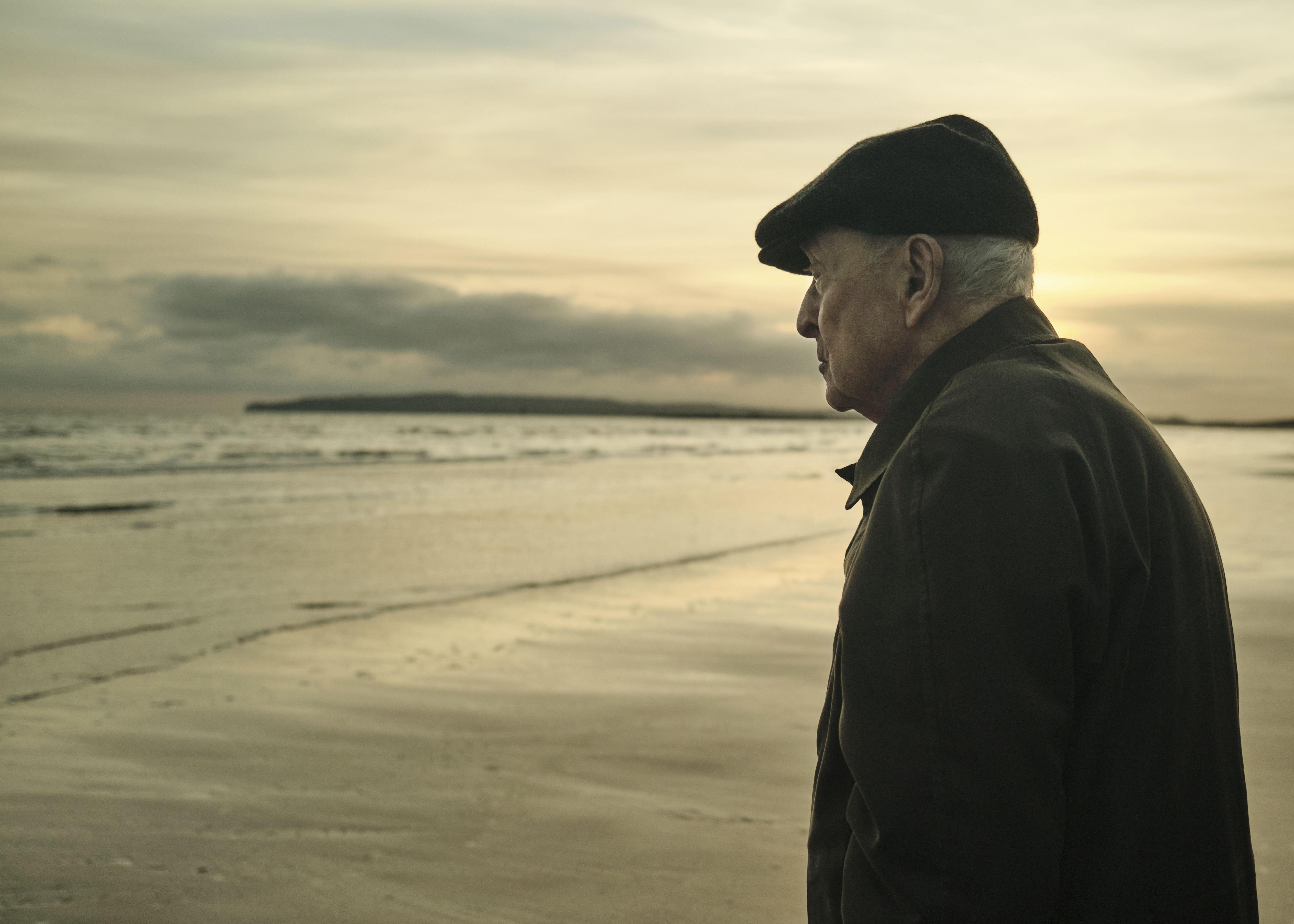 Michael Caine als D-Day-Veteran Bernie Jordan am Strand traumatischer Erlebnisse  | Bild:Leonine