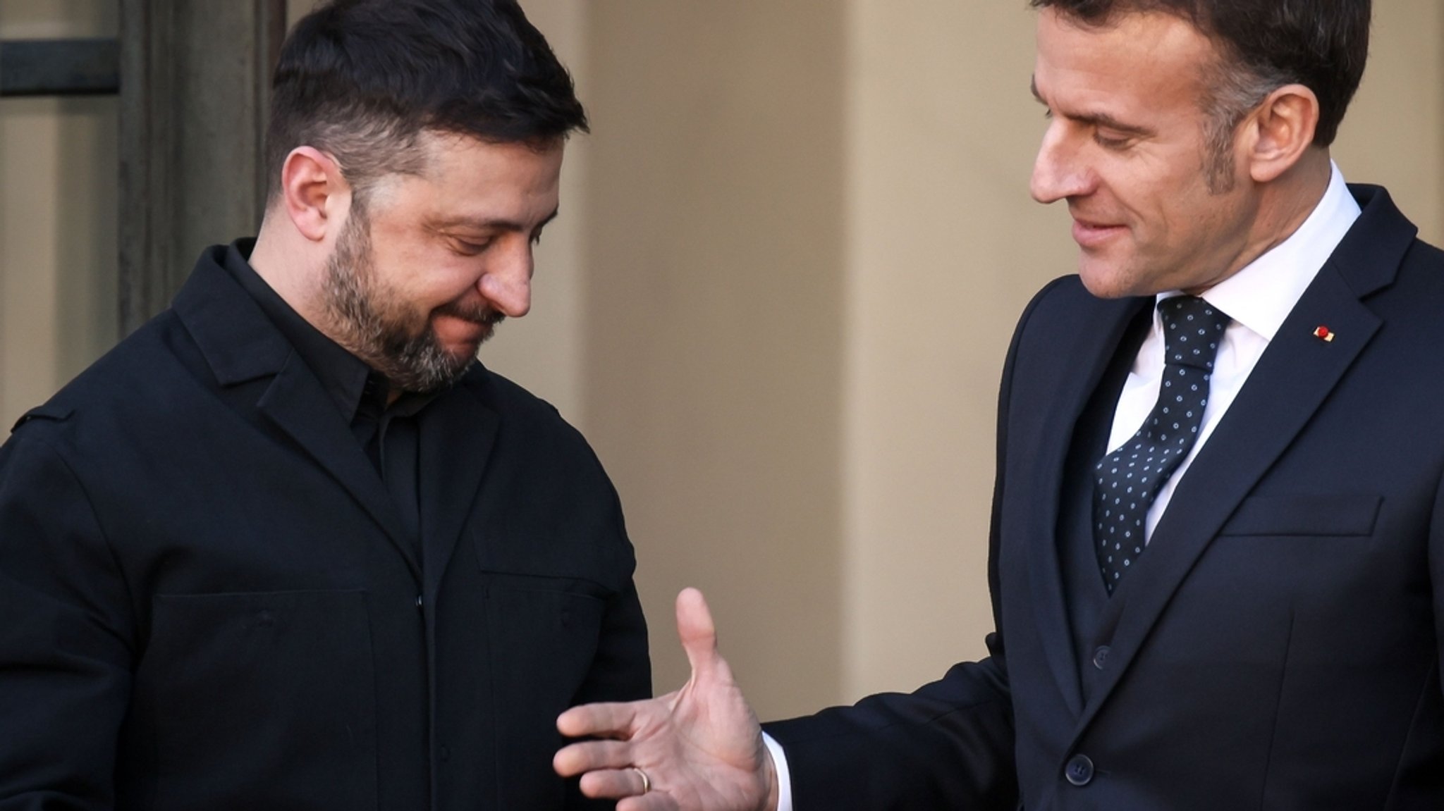 06.01.2026, Frankreich, Paris: Der ukrainische Präsident Wolodymyr Selenskyj wird vom französischen Präsidenten Emmanuel Macron begrüßt, als er zu einem Treffen der «Koalition der Willigen» zur Ukraine im Elysee-Palast eintrifft.