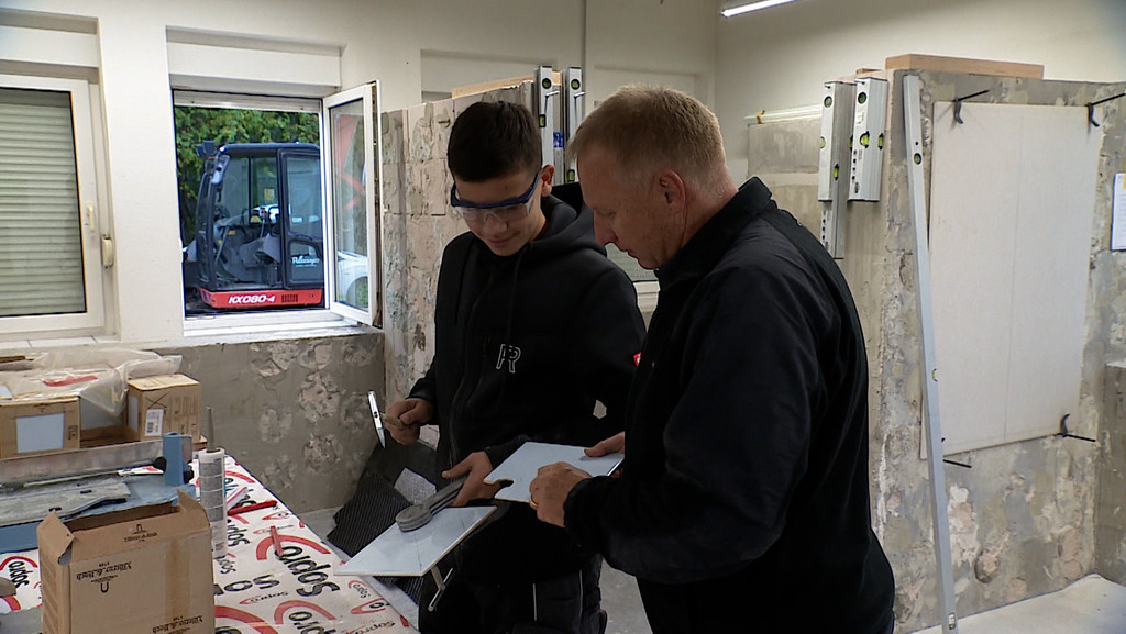 Kann die Integration von Geflüchteten den Fachkräftemangel in Deutschland lindern? Das es geht, zeigt ein Fliesenlegerbetrieb aus dem mittelfränkischen Wendelstein. | Bild: BR Kann die Integration von Geflüchteten den Fachkräftemangel in Deutschland lindern? Das es geht, zeigt ein Fliesenlegerbetrieb aus dem mittelfränkischen Wendelstein.