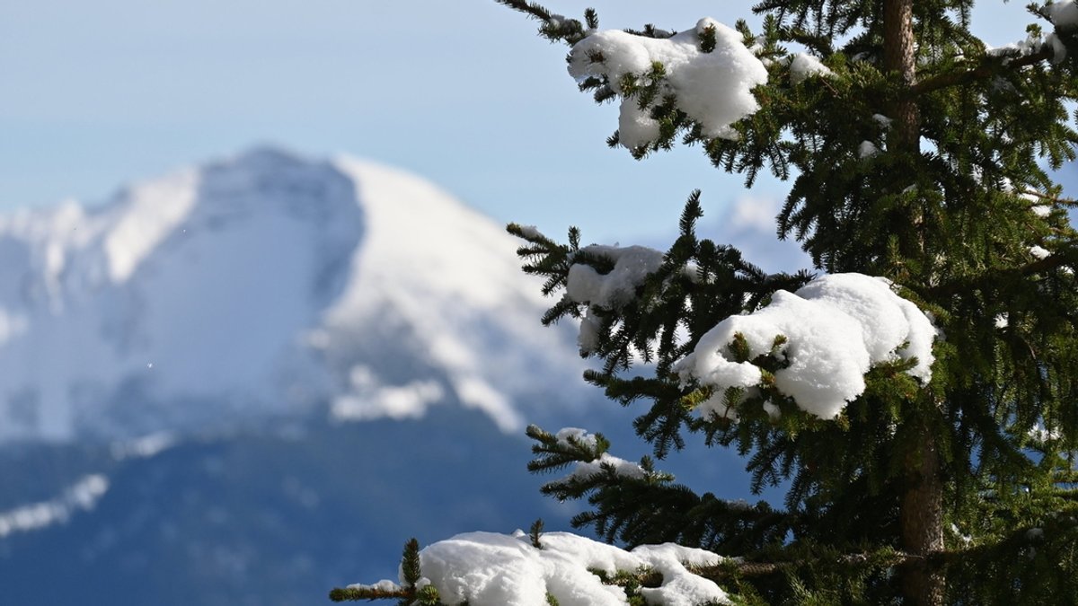 In Bayerns höheren Lagen muss in dieser Woche Prognosen zufolge mit Schnee und Glätte gerechnet werden. 